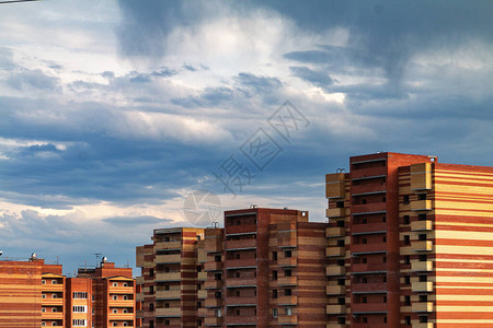 现代砖建筑城市对阴云蓝图片