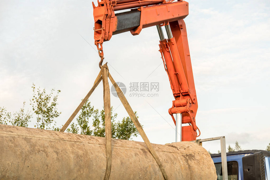 对蓝天的红色起重机繁荣汽车机械手卸载管道建设工程图片