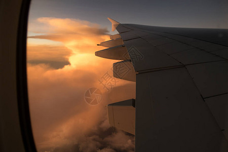 乘坐这架a380800飞机的巨大机翼在日落时分飞图片