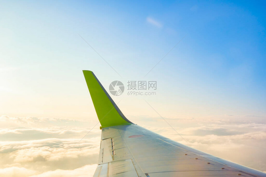 在阳光明媚的白天飞机翼从飞机图片