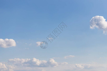 在浅蓝色的天空背景上的小云背景图片