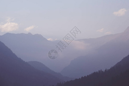 美丽的高山风景有山脉的光环阿尔卑斯山图片