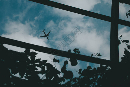 飞机在蓝天的蓝色飞翔天空上图片