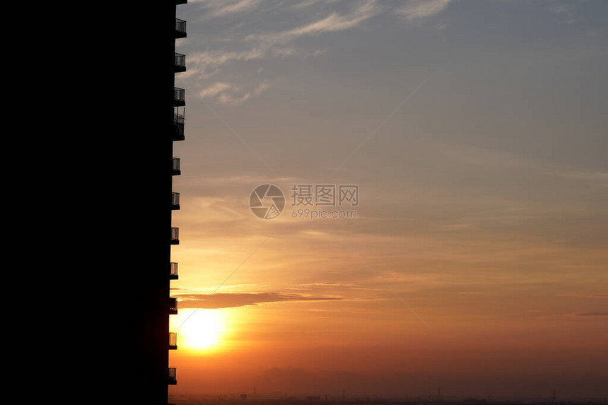 夕阳背景天空的培根建筑剪影艺术图片