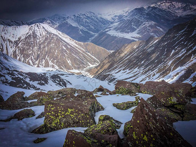 在高加索山脉的冰田中雪图片