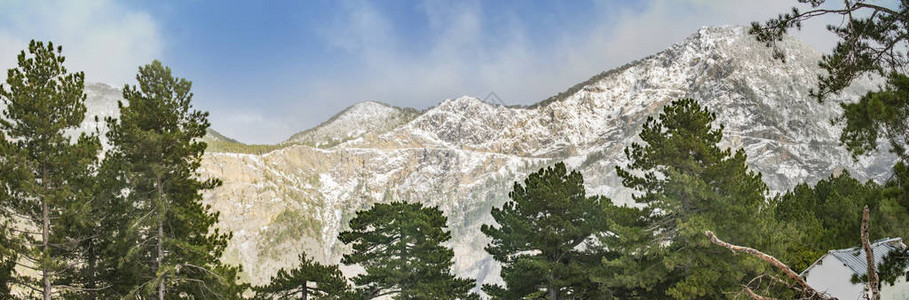 白雪皑的山峰全景图片