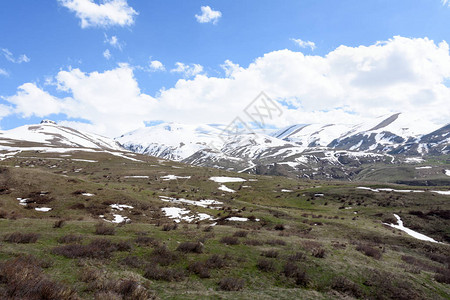 小高加索山脉的雪峰图片