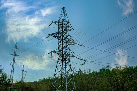 云蓝天背景上的输电线路电力供应替代能源和环境系统的概念金属框架塔图片