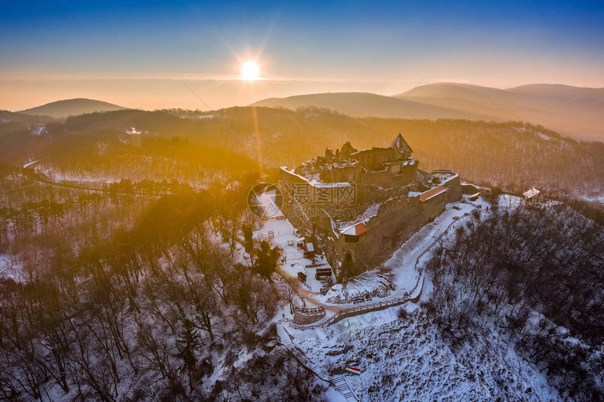 匈牙利VisegradVisegrad美丽的老古高贵城堡的空中景象在冬图片