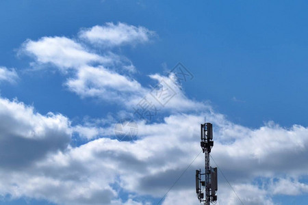 在蓝天背景的电信设备天线图片