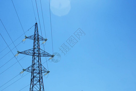 高压电杆反对蓝天的电线杆电力传输背景图片