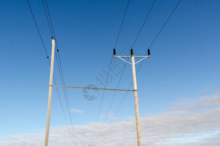 蓝天下的电力线和电线杆图片