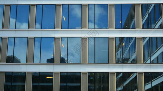 办公室建筑蓝色玻璃墙反射细节现代办公楼和清晰的天空背景图片