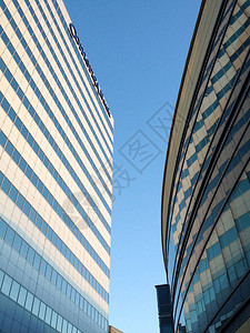 蓝色天空上现代办公大楼图片