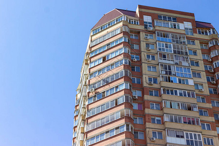多层建筑映衬着蓝天适用于广告房地产建筑施工图片