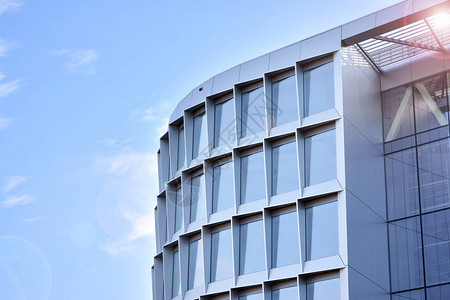 现代建筑与太阳光线玻璃幕墙在阳光明媚的日子里图片