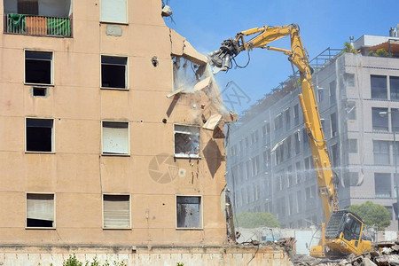 大型机器拆毁旧公寓楼图片