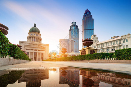 天津市广场的旧建筑和现代建筑校背景图片