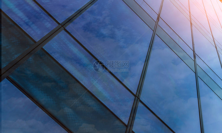 现代未来玻璃建筑抽象背景的透视图办公玻璃建筑外观商业大楼透明玻璃中的倒影图片