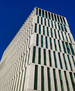 现代商业中心蓝窗大楼的外墙图片