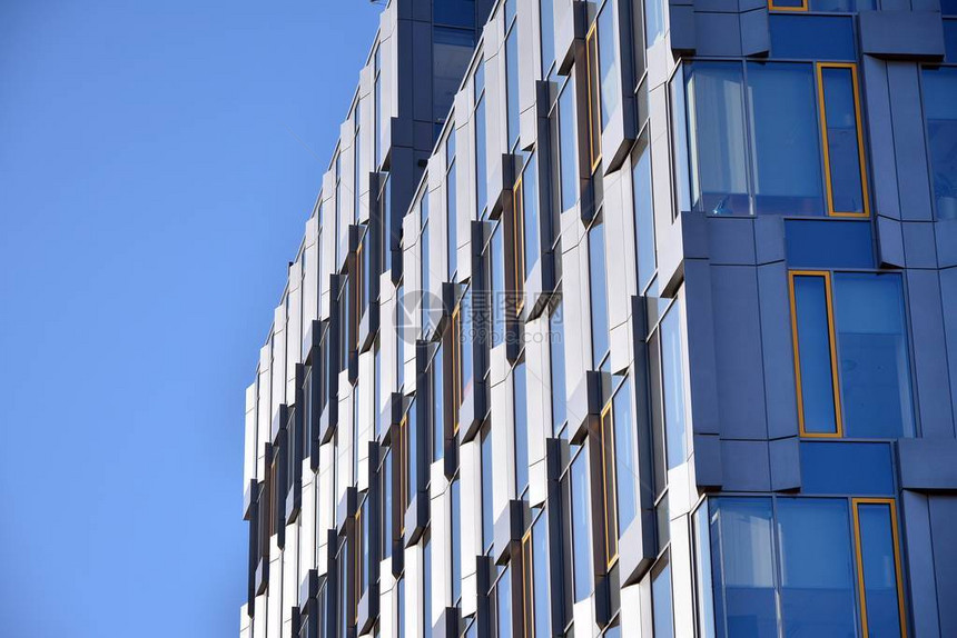 现代办公建筑墙由蓝色天空的图片