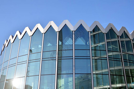 现代办公建筑墙由蓝色天空的图片