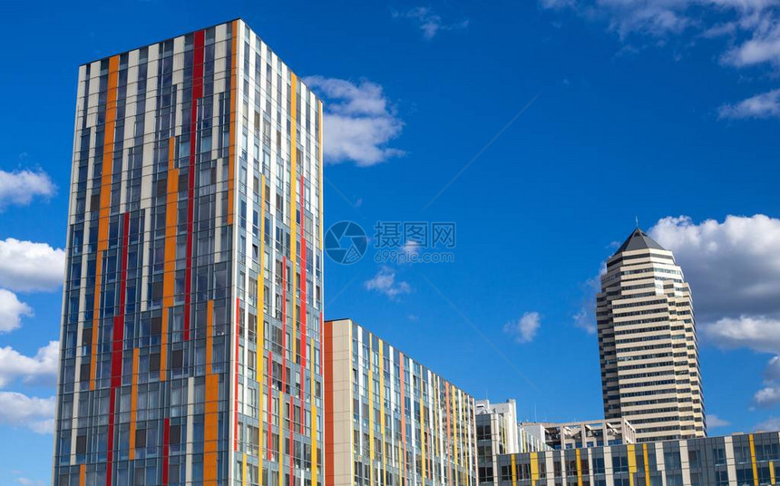 对玻璃高层建筑摩天大楼现代城市的蓝色背景的全景未来成功行业技术架构的商业理念摩天大楼太阳在图片