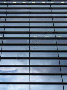 现代玻璃商业建筑立面的垂直透视图图片