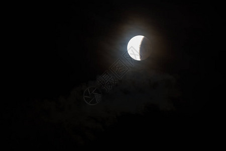 月亮的半部分在夜色月蚀时图片