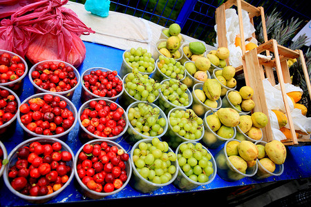 在萨尔瓦多市街道上看到售卖阿塞罗拉瓜瓦和葡萄水果图片