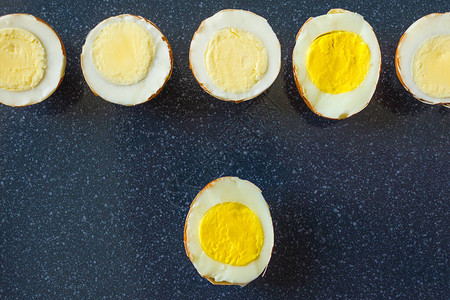 鸡蛋切成两半背景图片