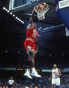 乔丹扣篮来自芝加哥公牛队的迈克尔乔丹名人堂球员在常规NBA比赛中的比赛动作迈克尔乔丹是前职业篮球运动员在退役之前背景