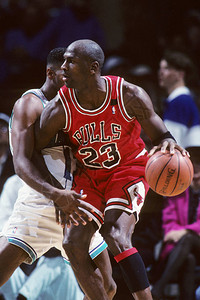 来自芝加哥公牛队的迈克尔乔丹名人堂球员在常规NBA比赛中的比赛动作迈克尔乔丹是前职业篮球运动员在退役之前背景
