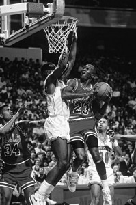 来自芝加哥公牛队的迈克尔乔丹名人堂球员在常规NBA比赛中的比赛动作迈克尔乔丹是前职业篮球运动员在退役之前背景图片