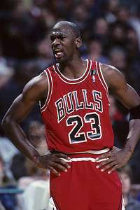 来自芝加哥公牛队的迈克尔乔丹名人堂球员在常规NBA比赛中的比赛动作迈克尔乔丹是前职业篮球运动员在退役之前背景图片