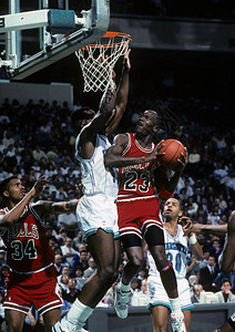 来自芝加哥公牛队的迈克尔乔丹名人堂球员在常规NBA比赛中的比赛动作迈克尔乔丹是前职业篮球运动员在退役之前背景