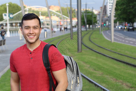 街上铁轨前身着临时服装的英俊青年图片
