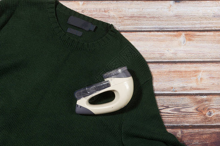 木制背景的毛羊衫用电驱图片