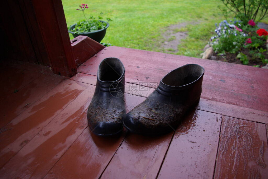 木地板上的橡胶套鞋图片