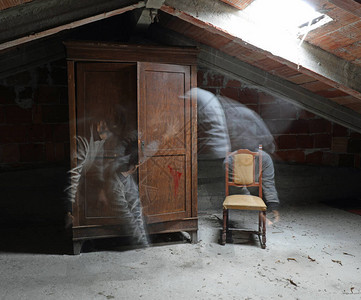 一栋闹鬼屋阁楼的阁楼衣柜椅子和动人图片