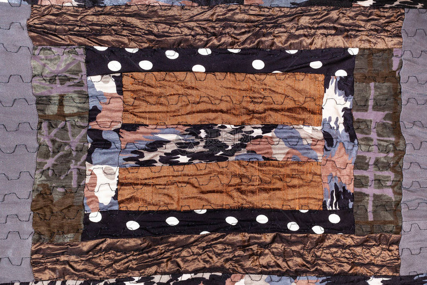 由各种缝合丝绸制成的手工棕色拼布围巾的细节图片