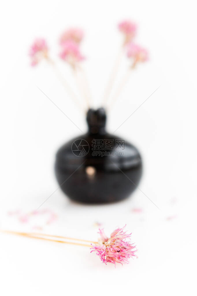 白色背景上的黑色粘土石榴石榴形式的原始花瓶有紫色图片