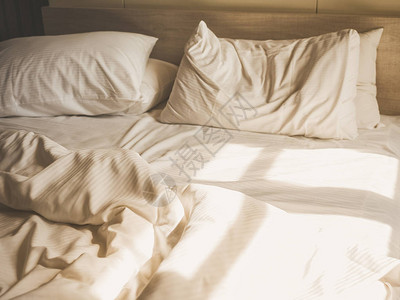 床单垫和枕头搞砸了卧室内部晨光图片