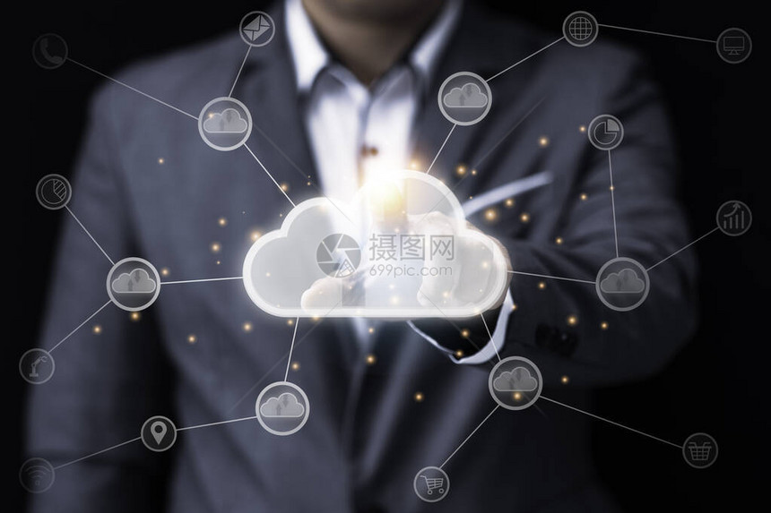 商人触摸虚拟云计算机以上传和下载营销数据信息云技术管理大数据包括业务战略图片