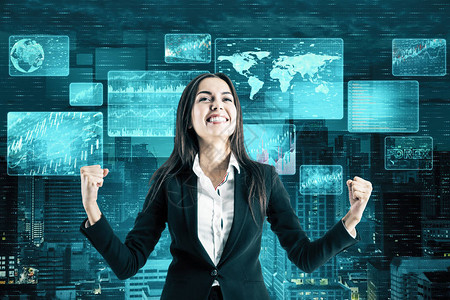 快乐的女商人和虚拟屏幕上的数字商业界面图片