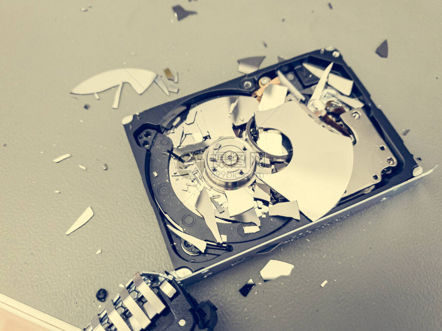 桌子上的电脑硬盘被打破数据完全销毁安图片