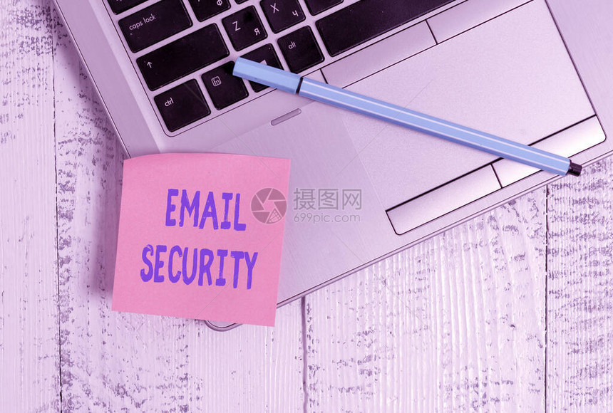 手写文本电子邮件安全概念照片确保电子邮件帐户或服务的访问和内容安全时尚纤薄银色金属笔记本电脑空白粘垫笔躺图片