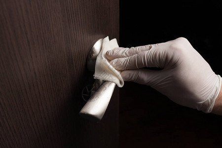 近距离消毒清洁和用白手套清洗门把手Corona感图片