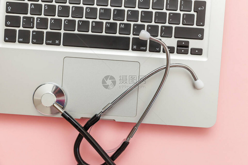听诊器键盘笔记本电脑隔离在粉红色的背景现代医疗信息技术和软件推进概念计算机和小工具诊断和维修图片