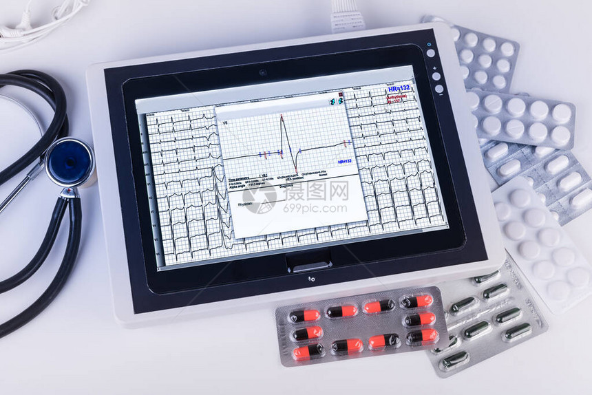 显示有听诊器电极药片医疗背景顶部视图的心血管图片
